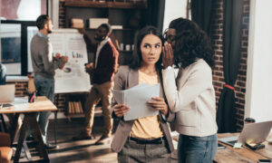 Dlaczego plotkujemy w pracy?